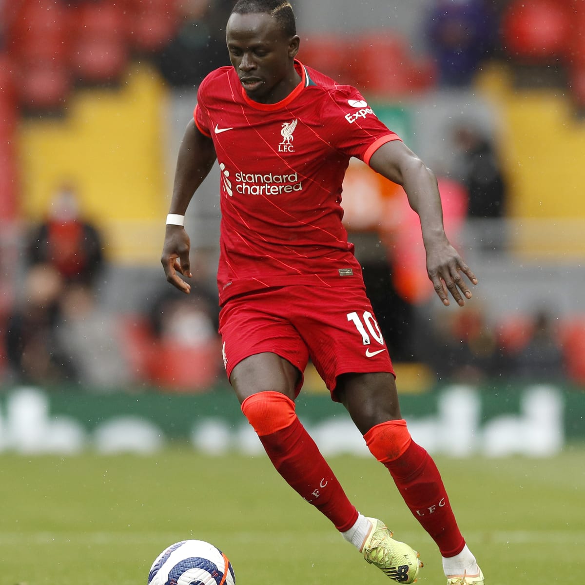 Sadio Mane elbow flew into Cesar Azpilicueta's face.